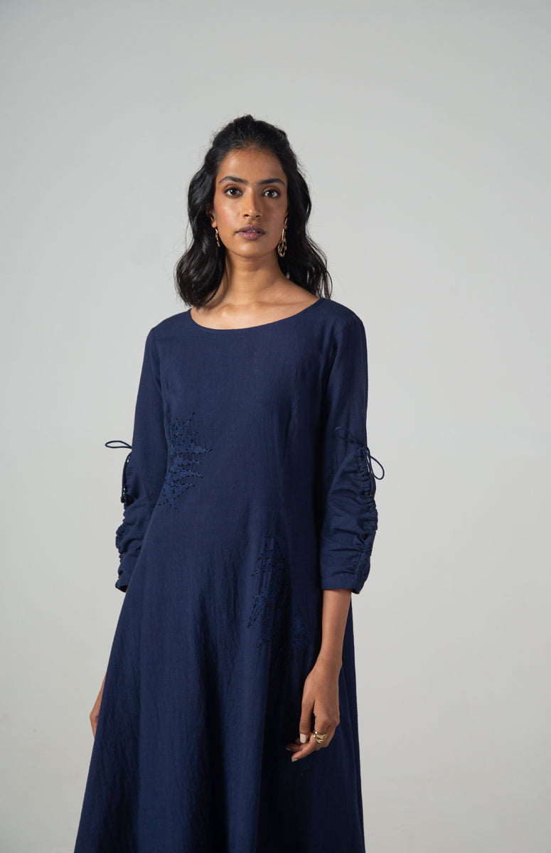 Blue dress with drawstring sleeves