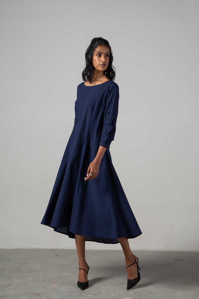 Blue dress with drawstring sleeves