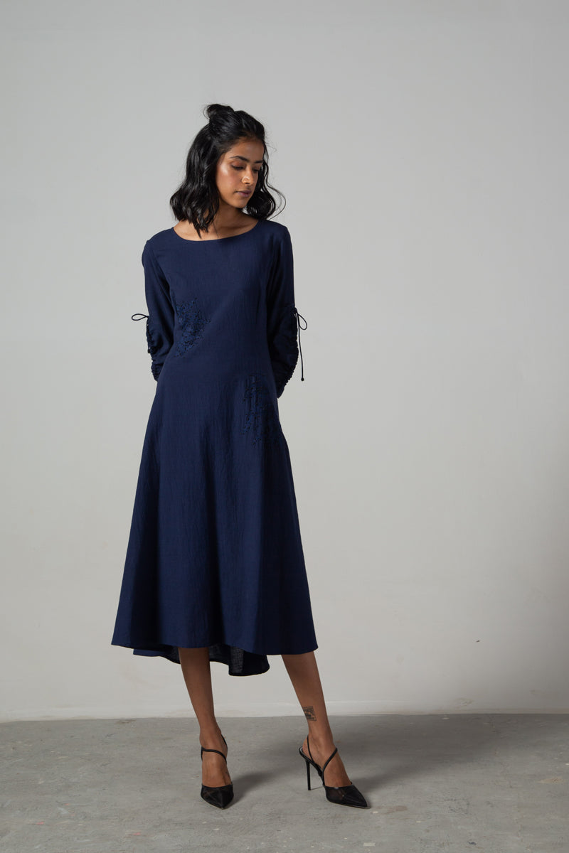 Blue dress with drawstring sleeves